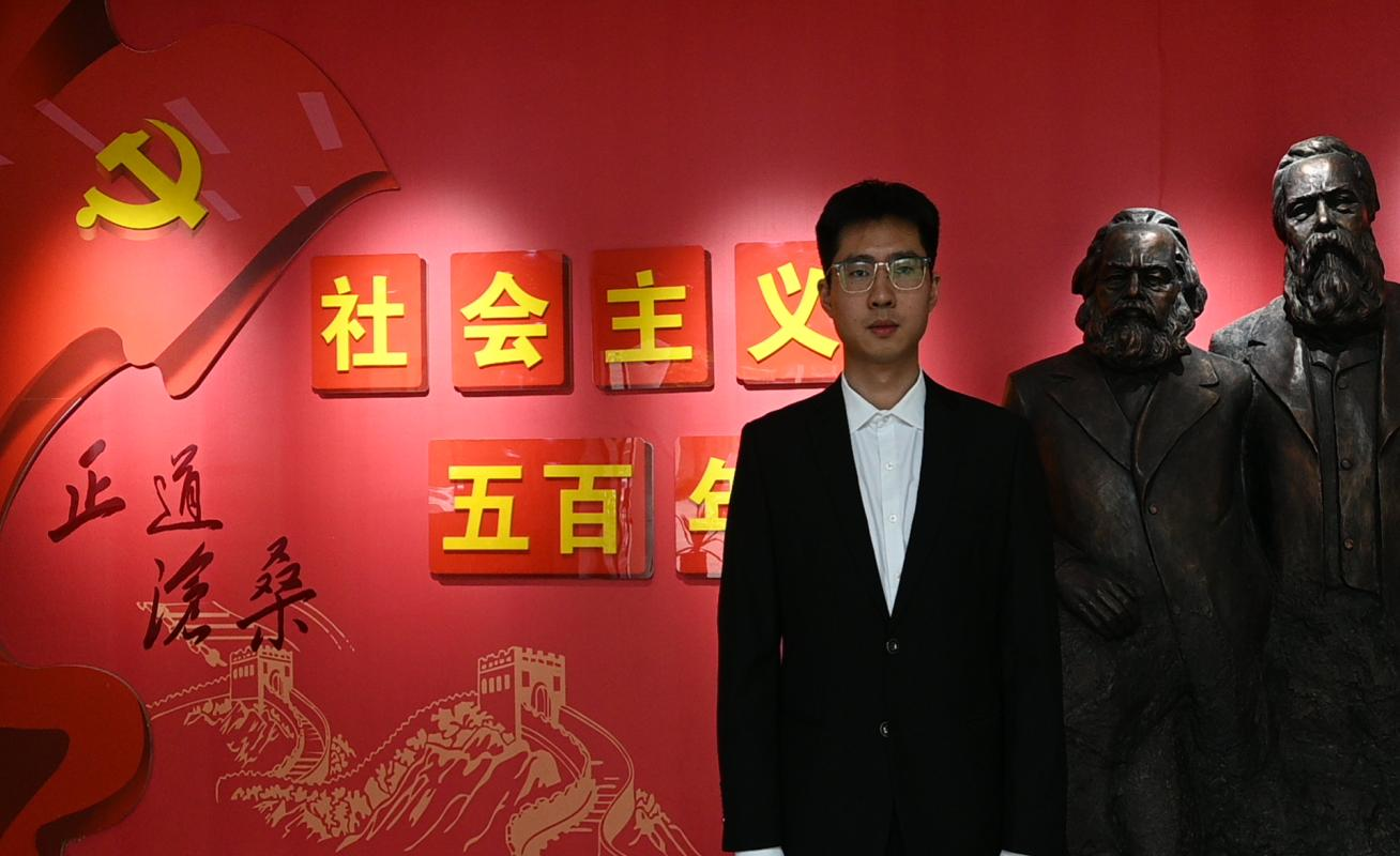 深耕理论沃土，勇立时代潮头——2025届优秀研究生姜震